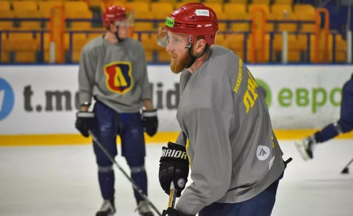 30-летний белорусский защитник завершил карьеру хоккеиста