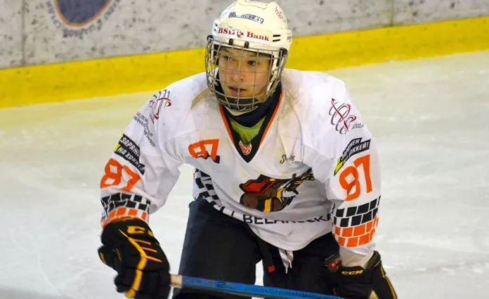 «ХоккейРу»: 16-летний белорусский форвард подписал пробный контракт со СКА
