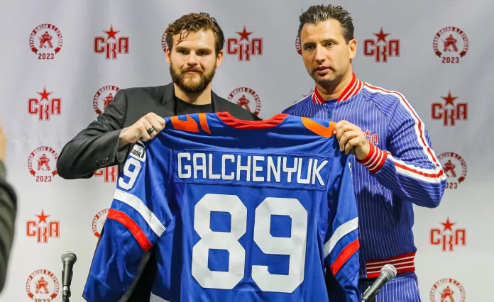 Хоккеист с белорусскими корнями официально перешел в СКА