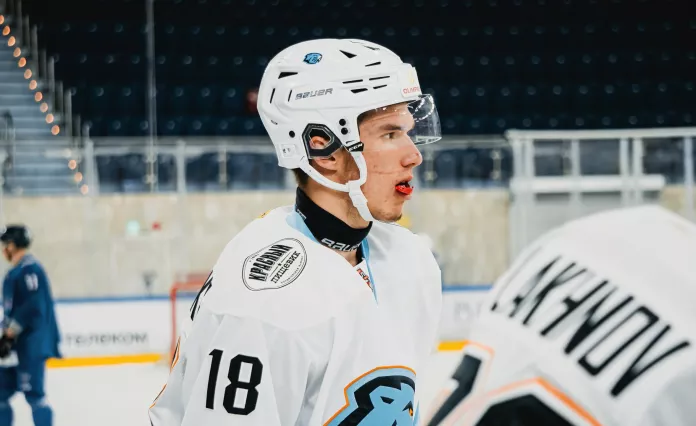 Один из больших клубов КХЛ хотел заполучить 18-летнего белорусского защитника