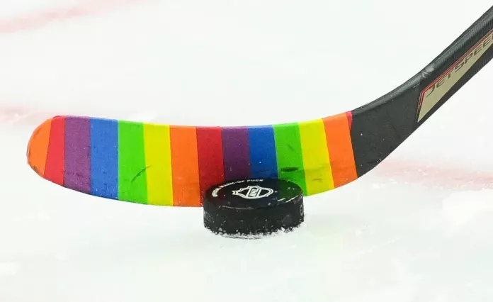 НХЛ запретила использовать радужную ленту для клюшек