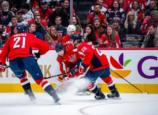 Белорусы сыграли друг против друга в НХЛ. «Вашингтон» Алексея Протаса по буллитам обыграл «Калгари» Егора Шаранговича