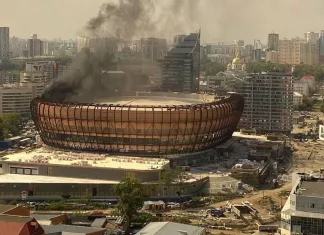 Видео: В Екатеринбурге вновь загорелась строящаяся ледовая арена