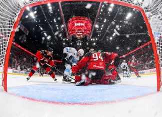 Минское «Динамо» сделало камбэк в Омске, «Шахтер» вернул лидерство в Betera-Экстралиге, трагическая смерть экс-хоккеиста НХЛ — все за вчера