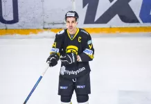 Российский хоккеист, который лечился от лудомании, перешел в клуб КХЛ