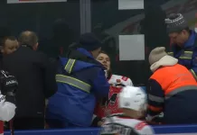Видео: В матче ВХЛ хоккеисту «Металлурга» порезали шею коньком