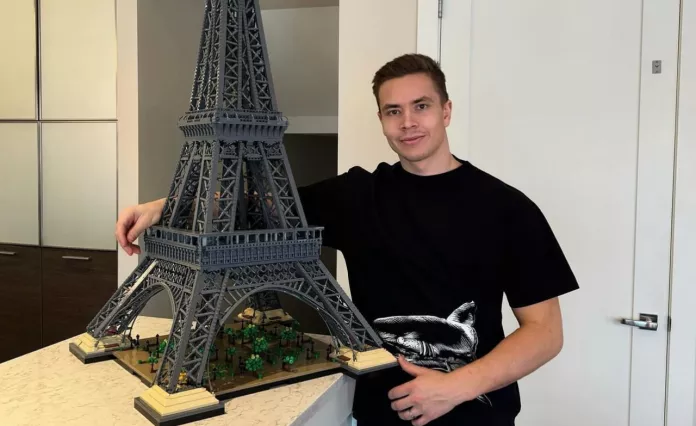 «Лего-мастер». Егор Шарангович построил Эйфелеву башню