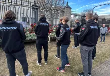 Игроки минского «Динамо» возложили цветы к российскому посольству в память о жертвах теракта в «Крокус Сити Холле»