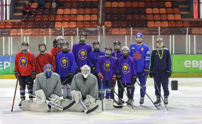 Видео: Нападающий СКА посетил тренировку воспитанников хоккейной школы «Могилева»