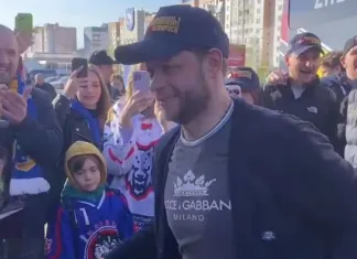 Видео: Сергей Костицын едва устоял с Кубком Президента после приезда в Жлобин