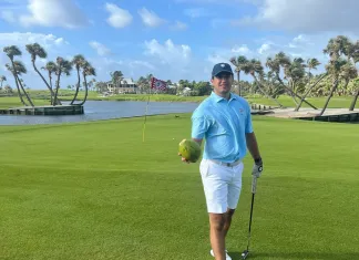 Форвард минского «Динамо» осваивает гольф во время отпуска во Флориде
