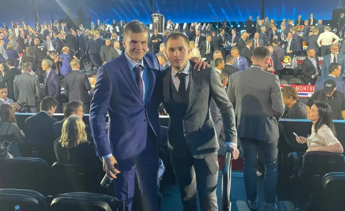 Илья Протас поддержал Артема Левшунова во время церемонии драфта НХЛ-2024