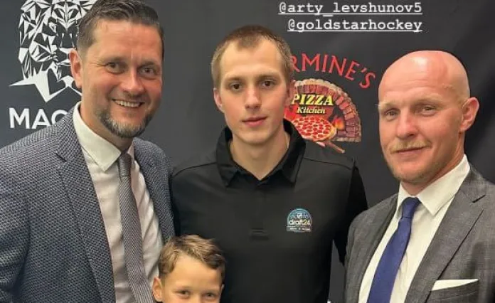 Экс-защитник сборной Беларуси и минского «Динамо» посетил драфт НХЛ и сделал фото с Левшуновым