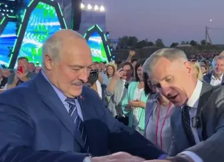 Видео: Александру Лукашенко подарили джерси клуба-новичка Betera-Экстралиги