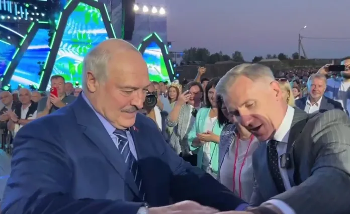Видео: Александру Лукашенко подарили джерси клуба-новичка Betera-Экстралиги