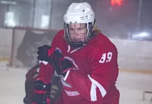 16-летний хоккеист ростом 2 метра 12 сантиметров подписал контракт с NCAA. Он выступал в Беларуси