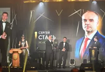 Сергей Стась получил Кубок имени Владимира Наумова-2025. Награда вручается лучшему тренеру сезона Экстралиги