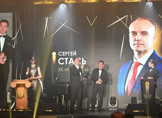 Сергей Стась получил Кубок имени Владимира Наумова-2025. Награда вручается лучшему тренеру сезона Экстралиги