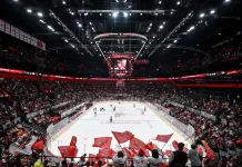 Побит рекорд посещаемости в МХЛ. Матч в Омске собрал 10 407 зрителей