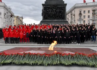 Хоккеисты сборных Беларуси и России возложили цветы к монументу Победы