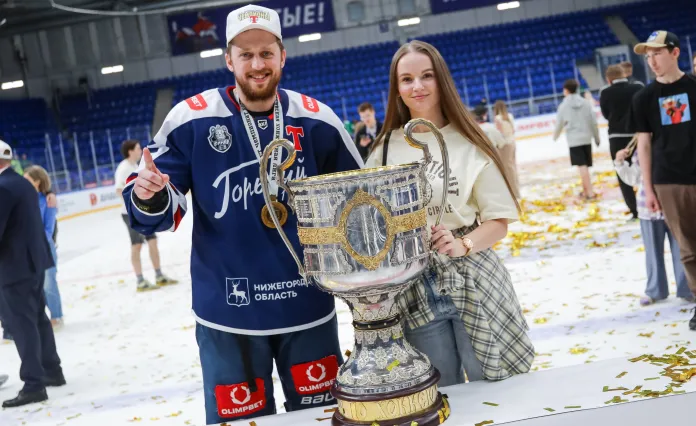 Видео: Белорусский форвард «Торпедо-Горький» Кодола разбил кубок чемпиона России во время празднования