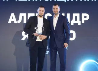 «У мамы сегодня день рождения, она очень сильно переживала». Александр Яценко — о награде лучшего защитника сезона МХЛ
