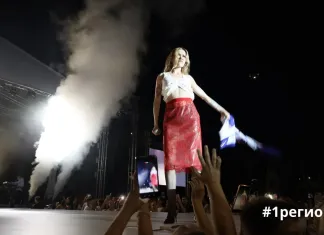 Видео: Солистка группы «Моя Мишель» выступила на сцене с джерси «Бреста» в руке