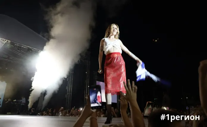 Видео: Солистка группы «Моя Мишель» выступила на сцене с джерси «Бреста» в руке
