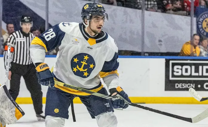 Белорусский форвард Яваш останется в ECHL