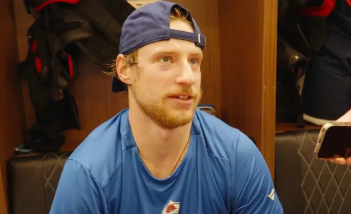 Илья Соловьёв тренируется в третьей паре «Колорадо Эвеланш»