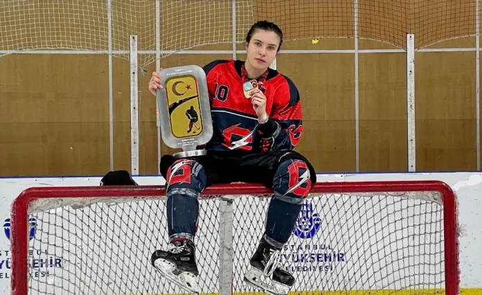 Белорусская хоккеистка забросила 400 шайб в чемпионате Турции по хоккею