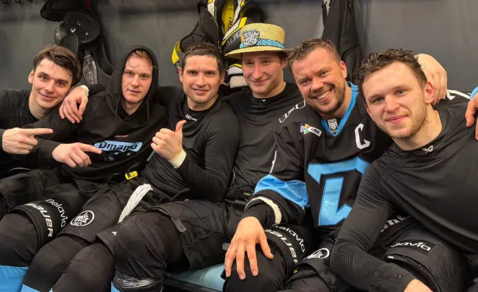 Младший научный сотрудник «толкнул» грузинский тост. Победная раздевалка минского «Динамо» после игры со «Спартаком»