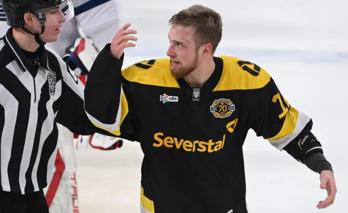 Белорусский форвард «Северстали» Александр Скоренов отметился дракой в игре против «Локомотива»