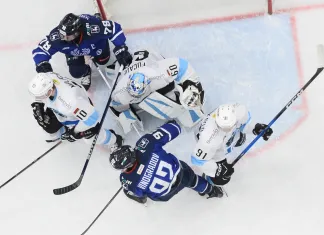 Минское «Динамо» одолело «Торпедо», неожиданный гимн Беларуси в Нижнекамске, приближение рубежа Шипачева и драка Скоренова - все за вчера