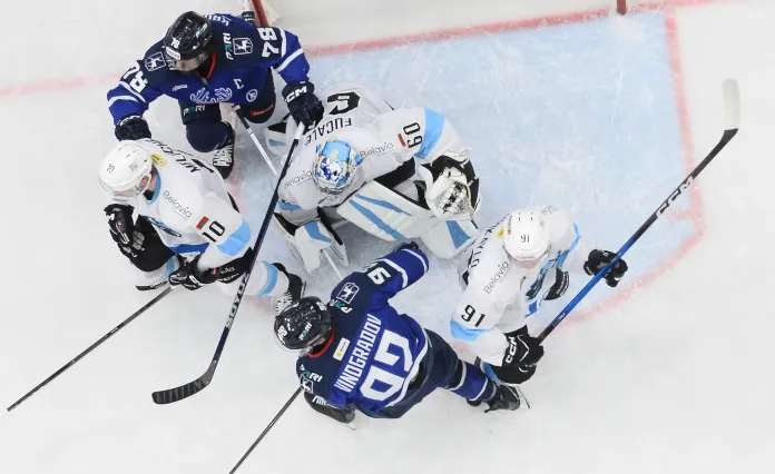 Минское «Динамо» одолело «Торпедо», неожиданный гимн Беларуси в Нижнекамске, приближение рубежа Шипачева и драка Скоренова - все за вчера