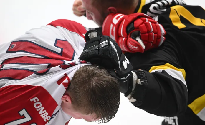 Егор Сурин — о драке с белорусом Александром Скореновым после матча с «Северсталью»