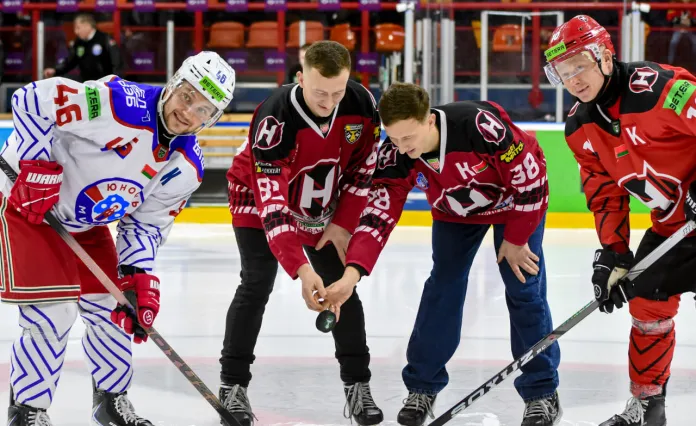 В Гродно подняли вымпелы Сергея и Александра Малявко — торжественная церемония перед игрой «Немана»