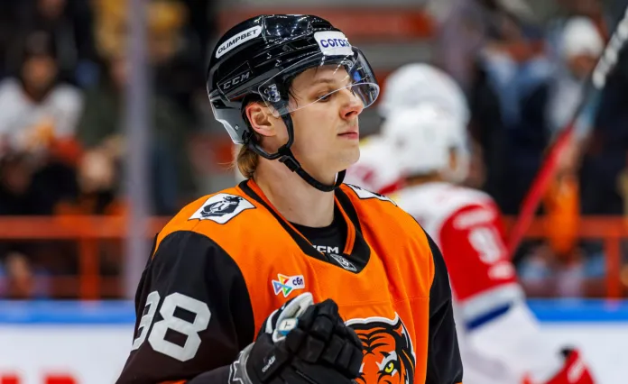 Эмоции Петькова привели к штрафу, но «Амур» все равно обыграл СКА