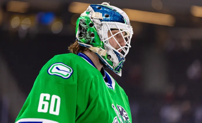 «Ванкувер» отправил белорусского вратаря Никиту Толопило в АХЛ