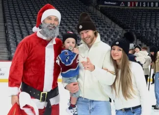 Фото: Канадский защитник «Колорадо» поздравил с Рождеством сына Ильи Соловьева в костюме Санты Клауса