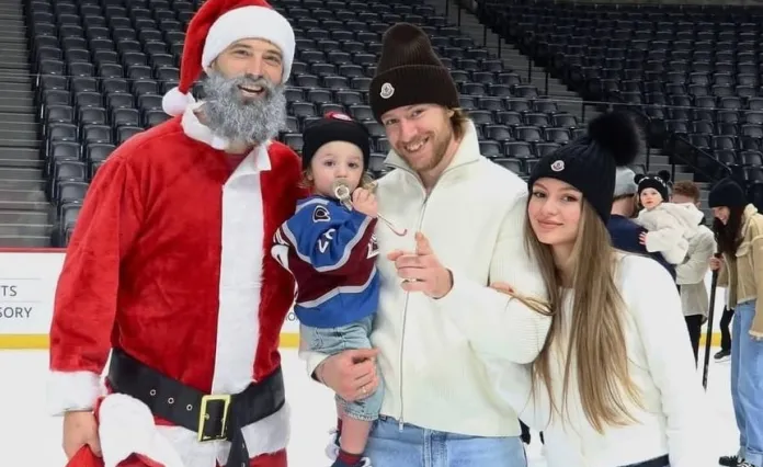 Фото: Канадский защитник «Колорадо» поздравил с Рождеством сына Ильи Соловьева в костюме Санты Клауса