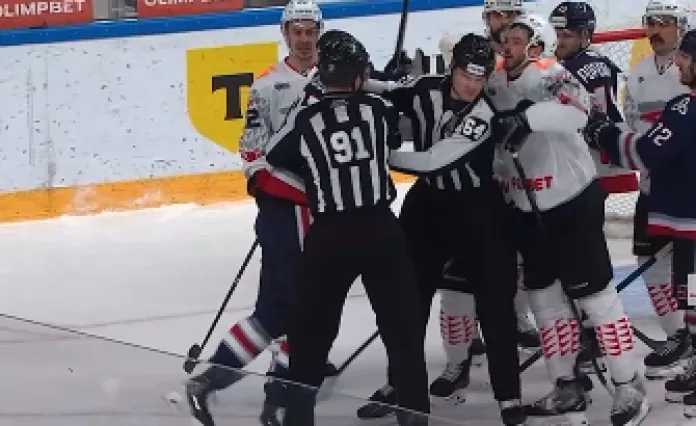 Игрок «Нефтехимика» ударил белорусского арбитра в лицо