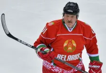 Александр Лукашенко упал на льду после столкновения с экс-игроком минского «Динамо»