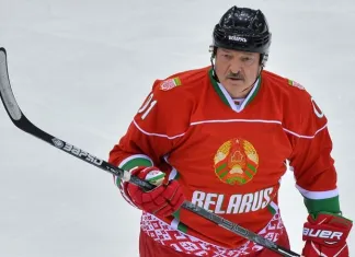 Александр Лукашенко упал на льду после столкновения с экс-игроком минского «Динамо»