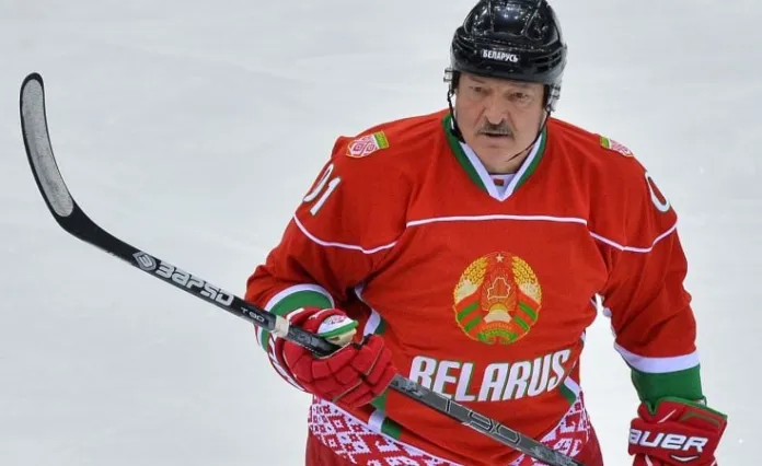 Александр Лукашенко упал на льду после столкновения с экс-игроком минского «Динамо»
