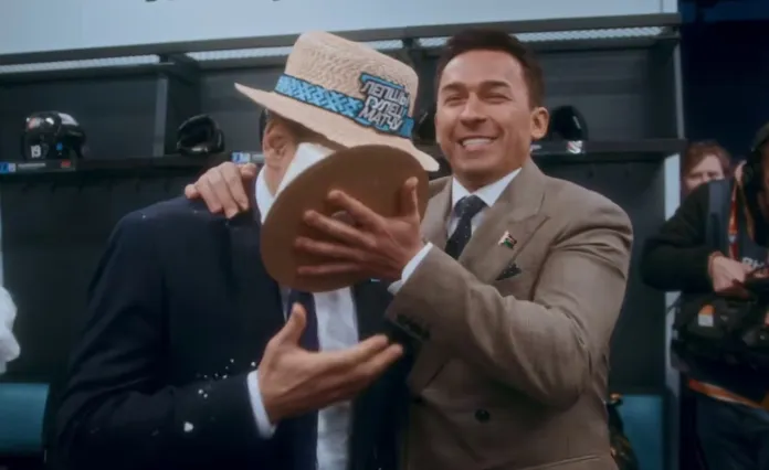 Видео: Дмитрий Квартальнов получил торт в лицо после 1000-го матча в КХЛ