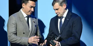 Максим Чудинов поздравил Дмитрия Квартальнова с 1000-м матчем в КХЛ