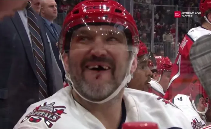 Фото: Александру Овечкину выбили еще один зуб в матче против «Чикаго» Левшунова