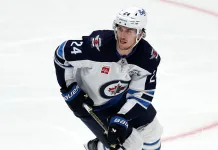 Видео: Защитника «Виннипега» унесли с площадки на носилках после жёсткого столкновения с бортом