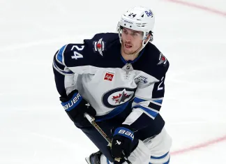 Видео: Защитника «Виннипега» унесли с площадки на носилках после жёсткого столкновения с бортом